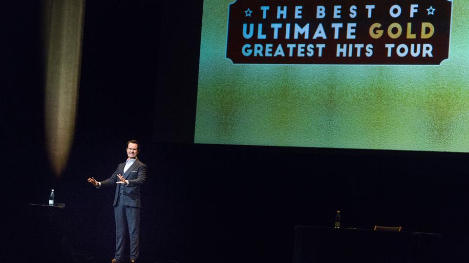 Jimmy Carr på scenen med skrabet scenografi - mere behøvede han heller ikke.Foto: Torben Hansen.
