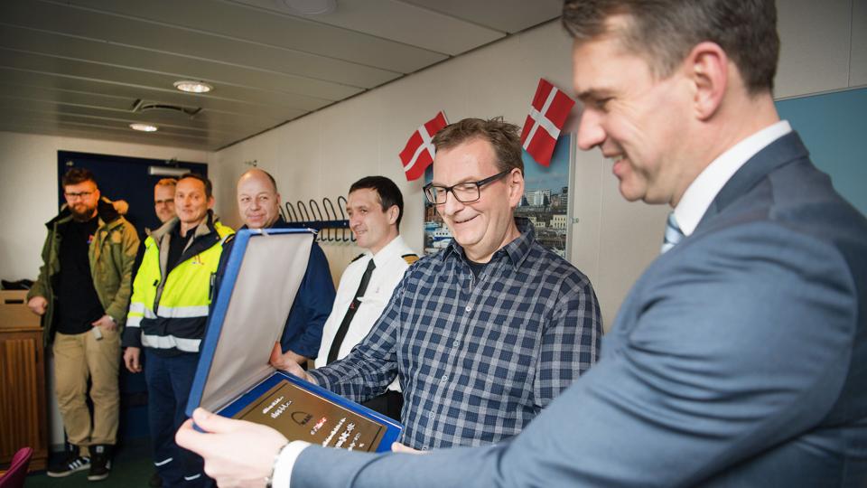 Seniormanager Lars Henrik Hejlesen (t.h. i billedet) fra MAN Diesel & Turbo i Frederikshavn overrakte en messingplade til vedligeholdelseschef Peter Clausen t.v. om bord på Læsøfærgen Margrete. Foto: Hans Ravn