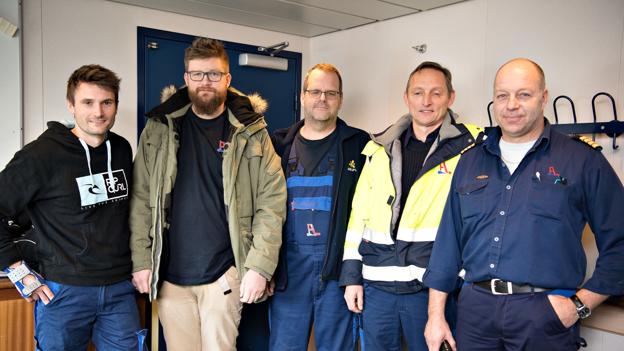 Maskincheferne var alle mødt op for at fejre at motoren har været i drift i 100.000 timer. Fra venstre er det Jesper Hansen, Jesper Faurholt, Peter Holmgaard Christensen, Kaare Vilsen og Anders Larsen. Foto: Hans Ravn