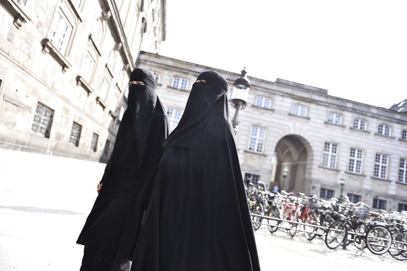 To kvinder i niqab ankommer til Christiansborg, hvor regeringens såkaldte tildækningsforbud, som blandt andet vil ramme burkaer, torsdag blev vedtaget af et flertal i Folketinget. Der var dog ikke enighed blandt regeringspartierne, hvor hovedparten af Liberal Alliances medlemmer stemte imod. Det samme gjorde Enhedslisten, Alternativet, Radikale Venstre og SF. For stemte S, DF, Venstre, Konservative samt to medlemmer af LA. Foto: Mads Claus Rasmussen/Ritzau Scanpix <i>Ritzau Scanpix</i>