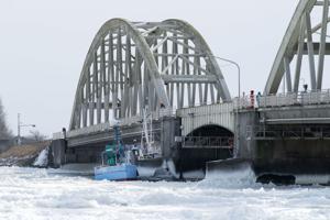 Fiskekutter ramte Aggersundbroen: Tre mænd reddet med helikopter