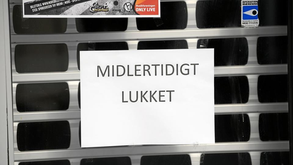 Et skilt på døren til forretningen i Nykøbing fortæller, at der er midlertidigt lukket. ?Foto: Bo Lehm <i>Bo Lehm</i>