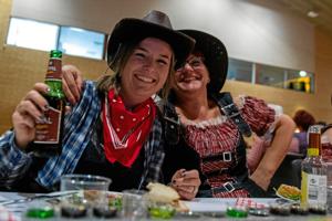 Se fotos: Cowgirls festede i Klaruphallen