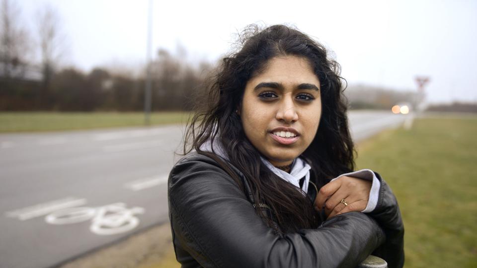 Thea Brink husker ikke meget fra den dag, ulykken skete her tæt ved hjemmet i den sydlige udkant af Hobro. Da hun vågnede igen, var det som en drøm, og hun var lam i den ene halvdel af kroppen. Foto: Claus Søndberg