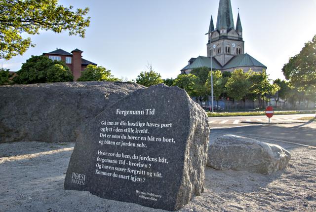 Dynen er Jyllands tredjestørste sten - revet med indlandsisen fra Larvik til sin endelige plads ud for Frederikshavn. Her ses den bag en anden Larvik-sten - nemlig venskabsbyens gave til Poesiparken i Frederikshavn.