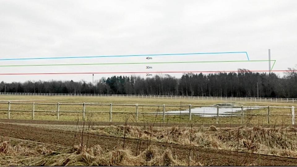 I forbindelse med lokalplanarbejdet er der lavet en miljøvurdering, hvor de mulige højder er illustreret. Billedet her er taget fra den nærliggende Dommerborgvej - sydøst for Fårup Sommerland. Den blå linje illustrerer bygninger i 40 meters højde, mens den grønne viser 30 meter og den røde 20 meter.
Illustration: Jammerbugt Kommune