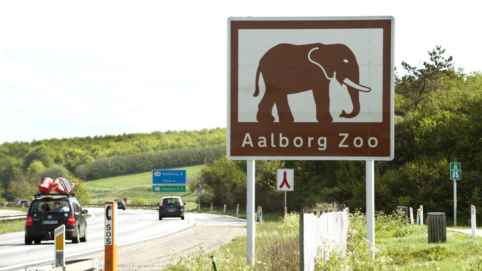 Trafikanter på E 45 kan se henvisning til nærliggende turistattraktioner, blandt til Aalborg Zoo på den nordjyske strækning. <i>Grete Dahl</i>