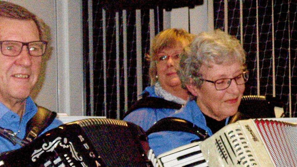 Seniorerne havde en rigtig dejlig dag i Klaruphallens Cafeteria, der var fyldt til sidste plads med glade seniorer.
Harmonikaorkesteret med det lokale islæt Solveig Henriksen nød det vist lige så meget som publikum.