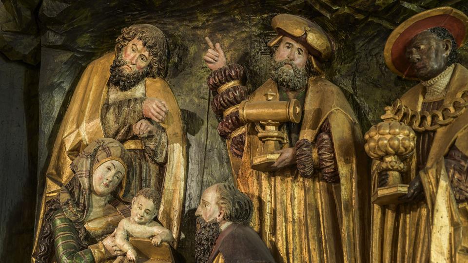 Josef står også i Gjøl Kirke i baggrunden i kjortel og kappe, mens Maria sidder med Jesusbarnet på skødet og tager imod de tre vise mænd eller Helligtrekonger, som de blev til i Middelalderen. Foto: Michael Koch <i>Michael Koch</i>