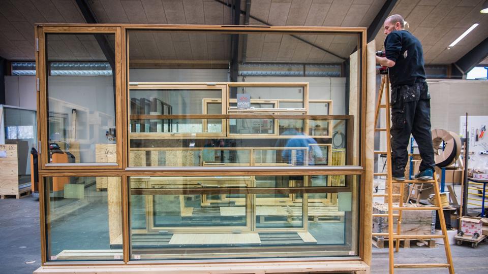 Hos Krone Vinduer gør man alting klar til, at glarmesteren kan sætte glasset fra de gamle vinduer fast til rammen. Den proces foregår i København for at mindske CO2-aftrykket.