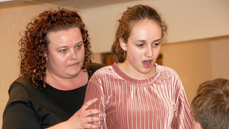 Instruktør Betinna Bjeldbak kommer med forslag til, hvordan Dina (Louise Kjølby Kronborg) kan spille rollen over for en medspiller. Foto: Jannie Hvilsted