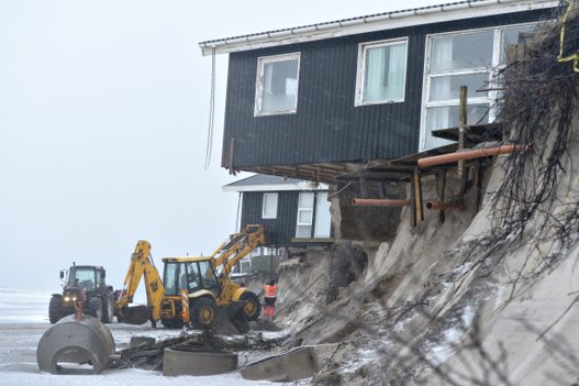 Erosionen er i årenes løb gået hårdt ud over sommerhusene nord for feriecentret, og høfderne vurderes at have forstærket erosionen. Foto: Bente Poder