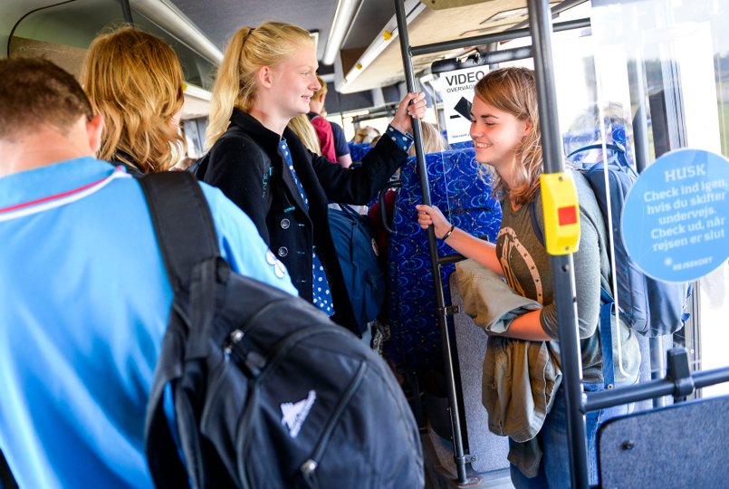 Det skal fortsat være gratis for både folke- og friskoleelever at køre med bus til og fra skole på Mors. Det holder udvalget for teknik og miljø fast i. <i>Arkivfoto: Diana Holm</i>