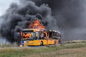 Se video: Ilden bredte sig hurtigt - bus gik op i flammer