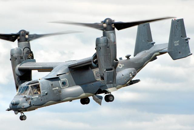 Det specielle militærfly CV-22 Osprey kan vende sine rotorer, så det kan lette og lande lodret som en helikopter. Foto: Airwolfhound/Wikimedia Commons