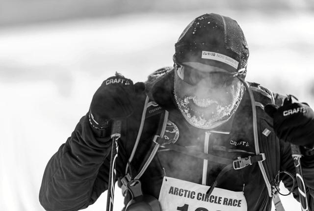Jens Peter Mikkelsen på langrendsski - i gang med at tilbagelægge  160 kilometer i arktisk natur. ?Privatfoto