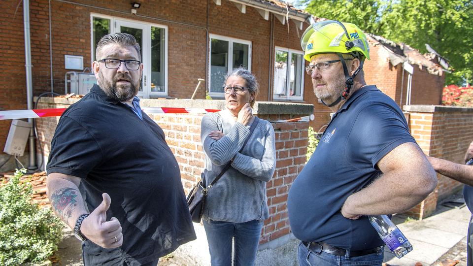 Mette og Thorbjørn Blicher drøfter situationen med Peder Mejlvang fra Pro Industri- og Skadeservice. Foto: Lars Pauli <i>Lars Pauli</i>