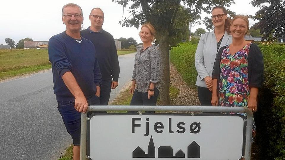 I to år har arbejdsgruppen søgt at få en cykelsti til den farlige forbindelse til Aalestrup. Og de regner med at blive ved til asfalten engang er lagt på. Yderst til højre Helene Frei. Arkivfoto: Knud Bay Labohn