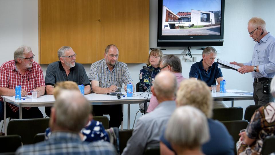 Panelet ved NORDJYSKE Mediers dialogmøde i aftes bestod af Erik Holm, formand for FAST, kommunalpolitikerne Henning Sørensen og Henrik Gregersen, koncerndirektør Anne Bukh samt hospitalsdirektør Jens Ole Skov. Hans Peter Kragh var ordstyrer. <i>Bo Lehm</i>