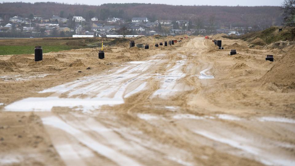 Endnu er det meste af Egnsplanvej stadig en lang sandkasse. Her et blik fra Lundegårde i retning mod Visse. Foto: Henrik Bo <i>Foto: Henrik Bo</i>