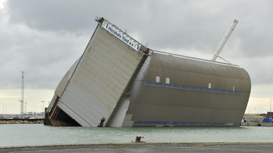 Flydedokken i Hirtshals Havn krængede voldsomt fredag morgen. Foto: Bente Poder <i>Bent Bach</i>