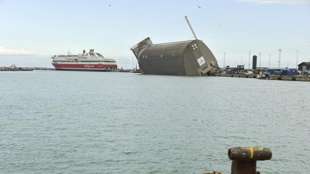 Den uheldsramte flydedok har vakt opsigt på Hirtshals Havn. Foto: Bente Poder <i>Bent Bach</i>
