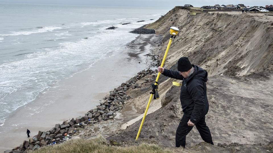 Kystdirektoratet var torsdag ude og lave opmålinger på klinten. Foto: Henning Bagger/Ritzau <i>POLFOTO</i>