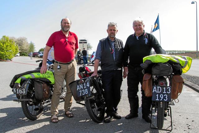 Fra venstre: Thorben Korsgaard, Søren Sejersen og deltager Erling Holm fra Dragør. De står ved tre styk Harley Davidson fra 1920’erne Foto: Tex