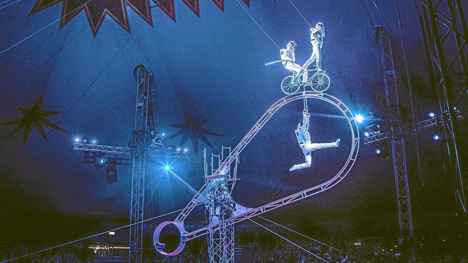 Man skal ikke være nervøst anlagt, når man ser Lazlo Simet og hans medhjælpere forsøge at holde balancen. Foto: Cirkus Arena <i>Cirkus Arena</i>