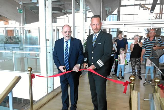 Den røde snor blev klippet af lufthavnsdirektør Søren Svendsen og kaptajn Nikolas Pagaard.