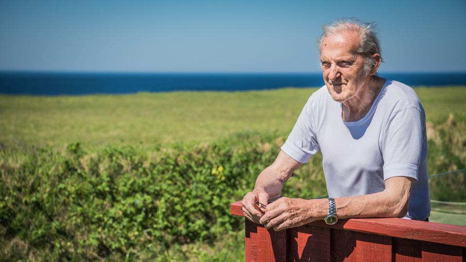 Alfred Skaarup er pensionist og bor hele året i sit ”fritidshus” sammen med sin hustru. Han håber, at der når at komme en fast kystsikring inden hans hus kommer i fare for at ryge i havet.Foto: Martin Damgård