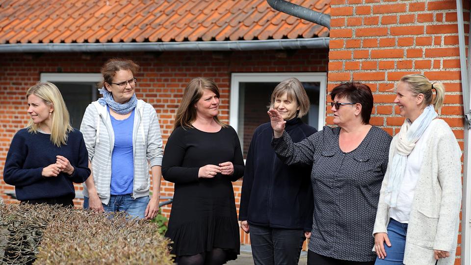 Planlægningen af et åbent center for tidligt ramte demenspatienter er godt i gang både på Læsø og i Vendsyssel. Ved et møde på plejehjemmet medvirkede fysioterapeut Annika Smith Bengtsson, sygeplejerske Wenche Hestad, projektleder Iben Schmidt-Kristensen, ergoterapeut Jurate Slivziene, døgnplejeleder Helle Christensen og Inge Gadegaard.