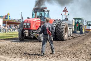Powerpull på markedspladsen: De tonstunge traktorer kom på hårdt arbejde
