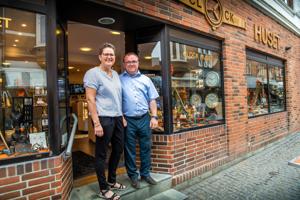 81-årige Per døbte Clok Huset: Nu har Michael og Karin solgt ure og smykker i 20 år