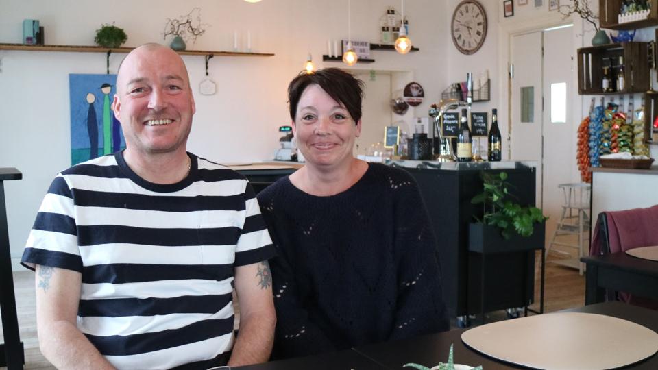 Henrik Rasmussen og Rikke Hynkemejer er forpagterne, som man også møder i det daglige på Østerby Badehotel - med kro og café.