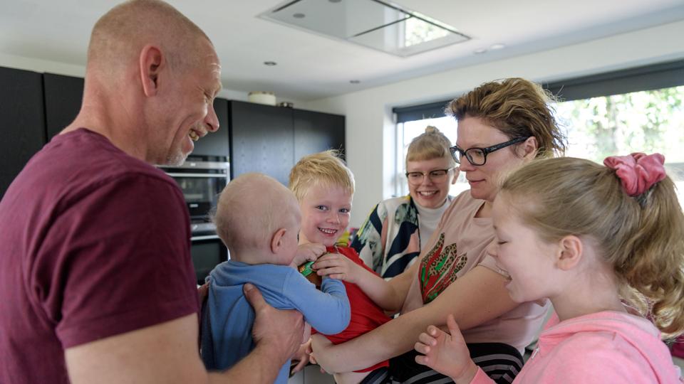 Familien har stor glæde af huset store køkken alrum. Det blev ombygget for få år siden. Før var der et mindre køkken og en mindre spiseafdeling. Nu er der plads til alle. Foto: Nicolas Cho Meier