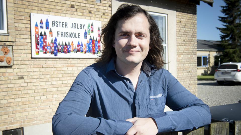 Simon Krabbesmark, skoleleder på Øster Jølby Friskole, har ikke noget klart bud på, hvorfor en del familier har meldt deres børn ud af skolen i løbet af sommerferien. Arkivfoto: Peter Mørk