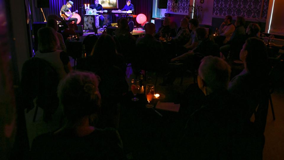 En snes mennesker forsamlet til en fornem aften, hvor det musikalske akkompagnement ikke gik i vejen for ordene. Foto: Torben Hansen. Foto: Torben Hansen