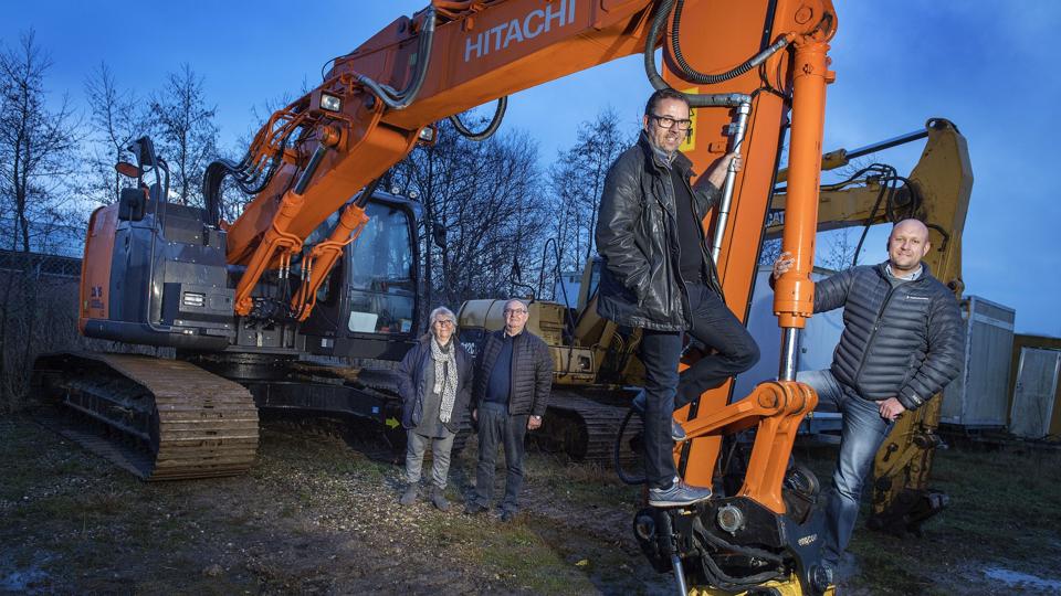Så er der nye folk i front hos Guldhammer Entreprise. I forgrunden direktør Michael Christensen (tv.), HMN Entreprenøren, og Michael Tetzlaff, der bliver leder af afdelingen i Brovst. I baggrunden søskendeparret Rise og Kurs Guldhammer, der nu kan koncentrere sig om deres vognmandsfirma. ?Foto: Lars Pauli