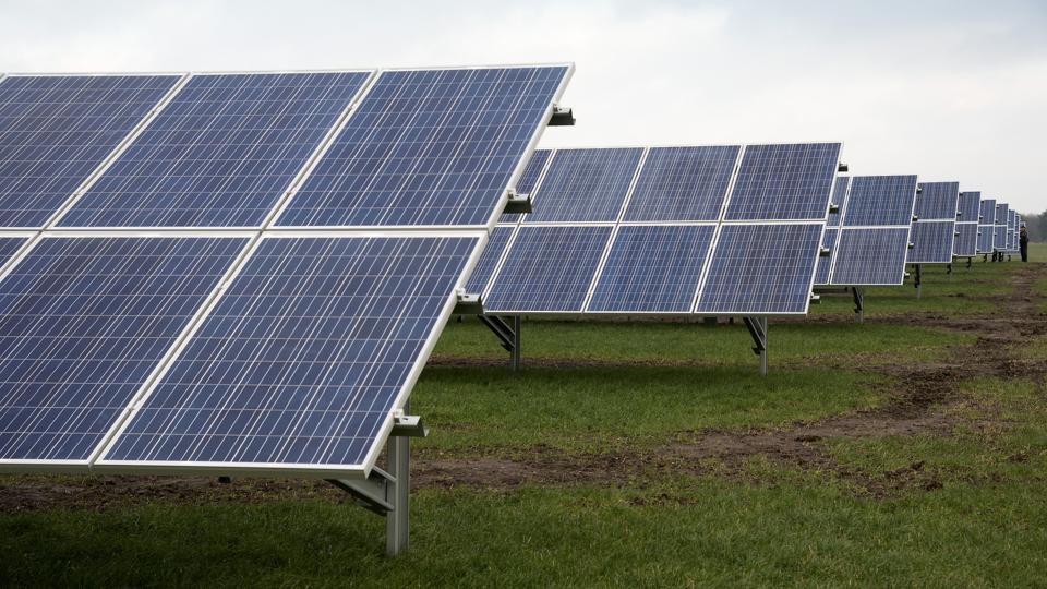 Solceller kan sammen med vindmøller og biogasanlæg være noget af indholdet i de tre til fire energizoner, der skal udpeges inden årets udgang. <i>Arkivfoto: Peter Mørk</i>