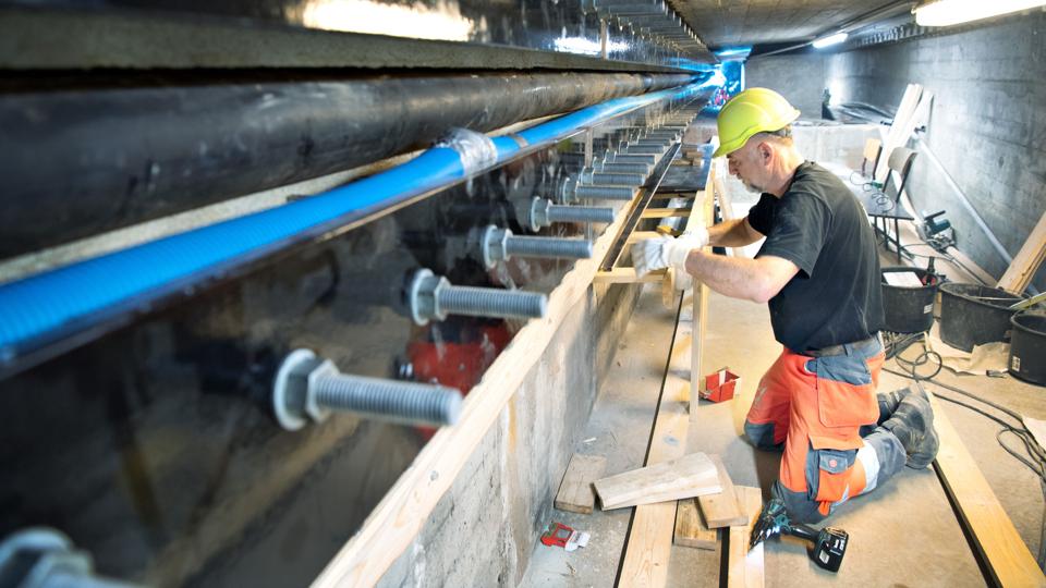 Limfjordstunnelen giver sig med otte til ti centimeter i løbet af et år. Nu skal en ny omega-fuge sørge for, at tunnelen fortsat kan bevæge sig uden, at vandet fosser ind.