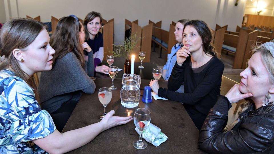 Vi lever mere individualistisk i dag, men vi skal huske at søge fællesskabet for fællesskabets skyld, mener de lokale, der står bag Kalejdoskop. Her et øjebliks samtale mellem fremmede til det seneste arrangement. <i>Bent Bach, Nordjyske Medier</i>