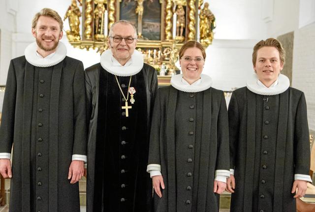På billedet ses de tre nye præster sammen med biskop Henning Toft Bro. Det er fra venstre Jan Pahus Nissen, Henning Toft Bro, Sandra Fossdal Nielsen og Kenny Gottlieb Christiansen.