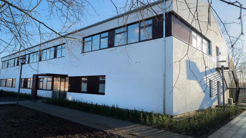 Den nye administrationsbygning i Jernbanegade i Nørager bliver den første af en lang række kommunale institutioner i Rebild Kommune, der frem til og med uge 7 får ny fiberforbindelse for at blive fremtidssikret. Gravearbejdet i fortovet i forbindelse med nedlægning af de nye kabler sker ifølge den nuværende tidsplan i uge 49. Arkivfoto: Matthew Burnett