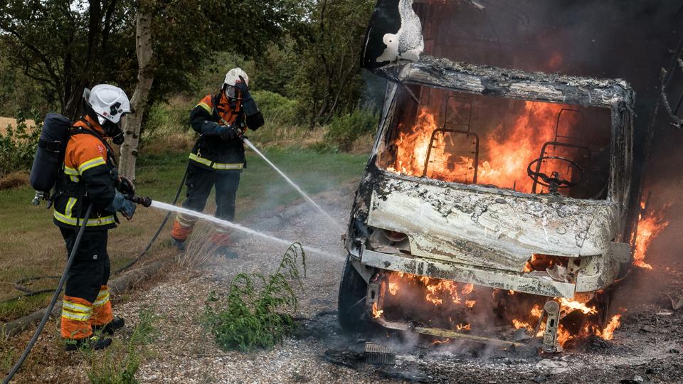 Her bliver der arbejdet på højtryk for at slukke ilden i Autocamperen. Der opstod ingen problemer. Foto: Bo Lehm <i>Bo Lehm</i>