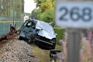 Bilist kørte ud foran tog: Kunne selv gå fra ulykkesbilen