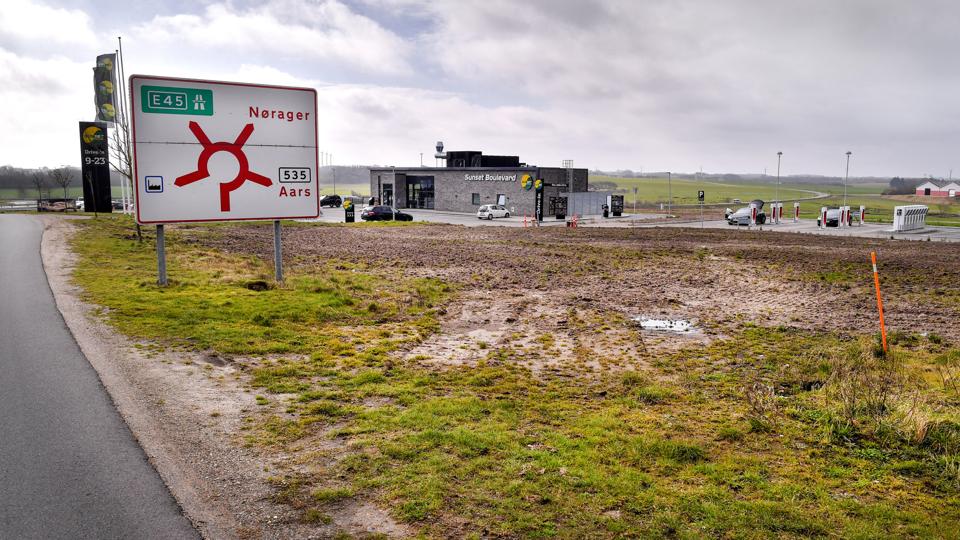 Det nye OK tankanlæg med tilhørende vaskehal kommer til at ligge mellem Jyllandsgade og Tesla ladestationen i baggrunden. Indkørslen til OK tankanlægget bliver den samme som for fastfood restauranten Sunset Boulevard og pendlerpladsen nabo til rundkørslen mod øst.