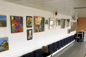Kunsten til søs: Færgegalleri viser vej til otte lokale kunstnere