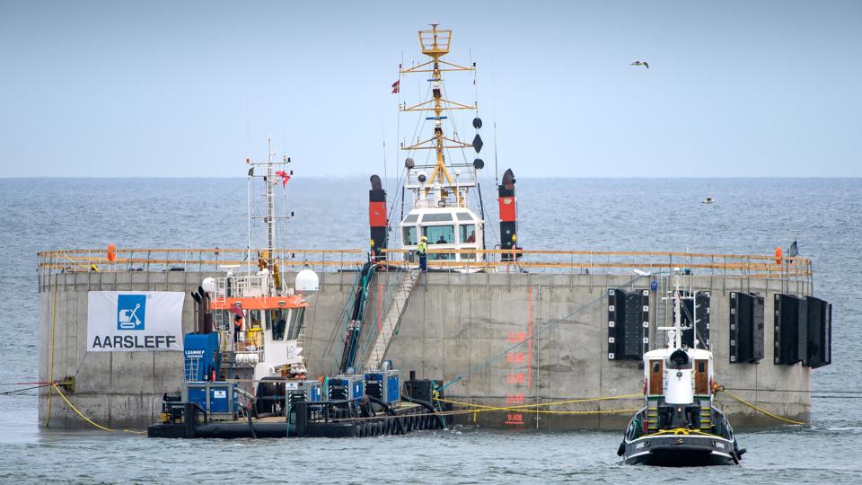 Den bette spids på 7000 tons til den nye mole ved Hanstholm Havn er fremstillet i Polen og fragtet til Ålbæk Bugt på pram, hvorefter den er blevet slæbt resten af vejen til Hanstholm. Foto Bo Lehn <i>Bo Lehm</i>