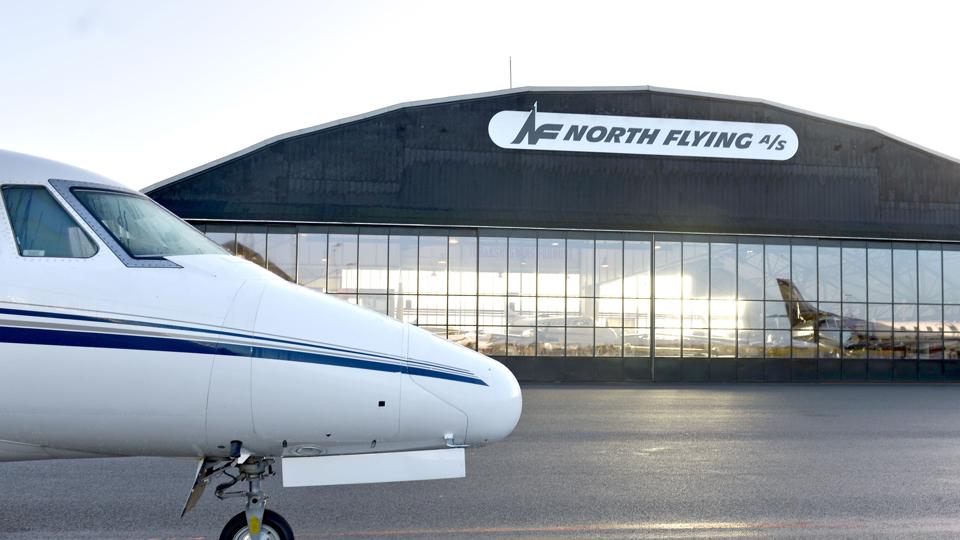 Det er Nordic Air, der ejer fly og bygninger i Aalborg Lufthavn, de leases ud til datterselskabet North Flying. Begge selskaber er ejet af erhvervsmanden John Peter Jensen. <i>Arkivfoto: Bente Poder</i>